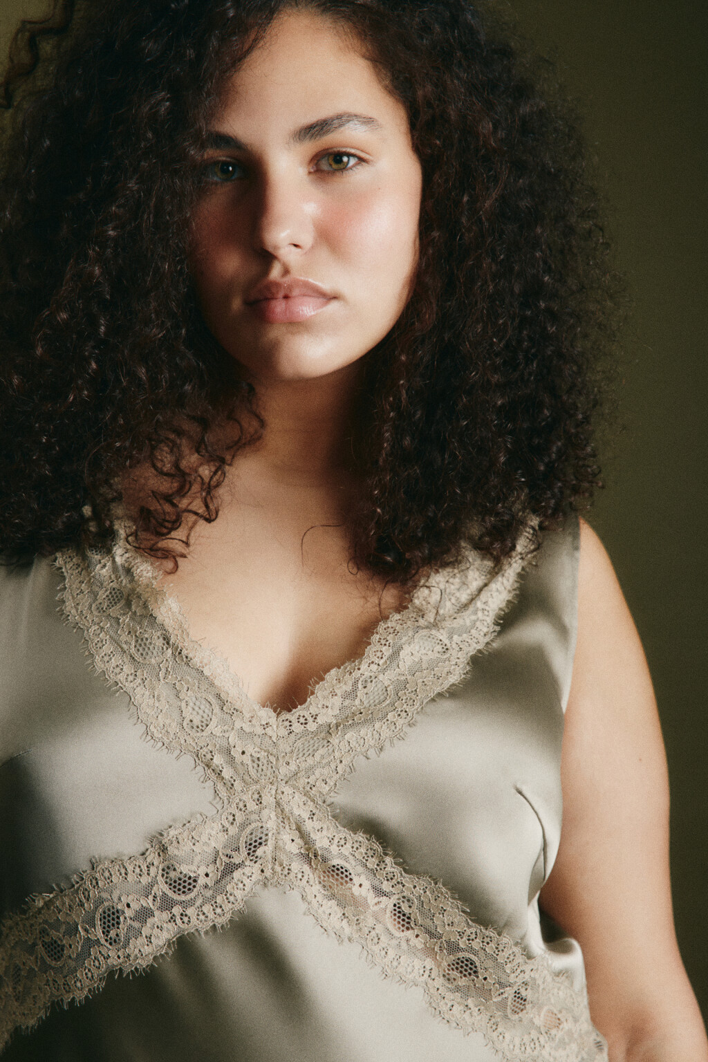 Платье макси атласное облегающее с кружевом - цвет зеленый - 6