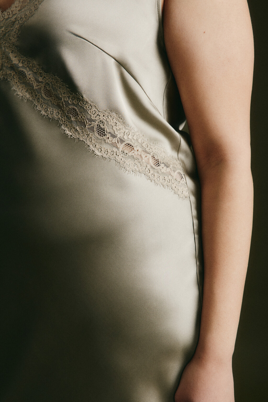 Платье макси атласное облегающее с кружевом - цвет зеленый - 7