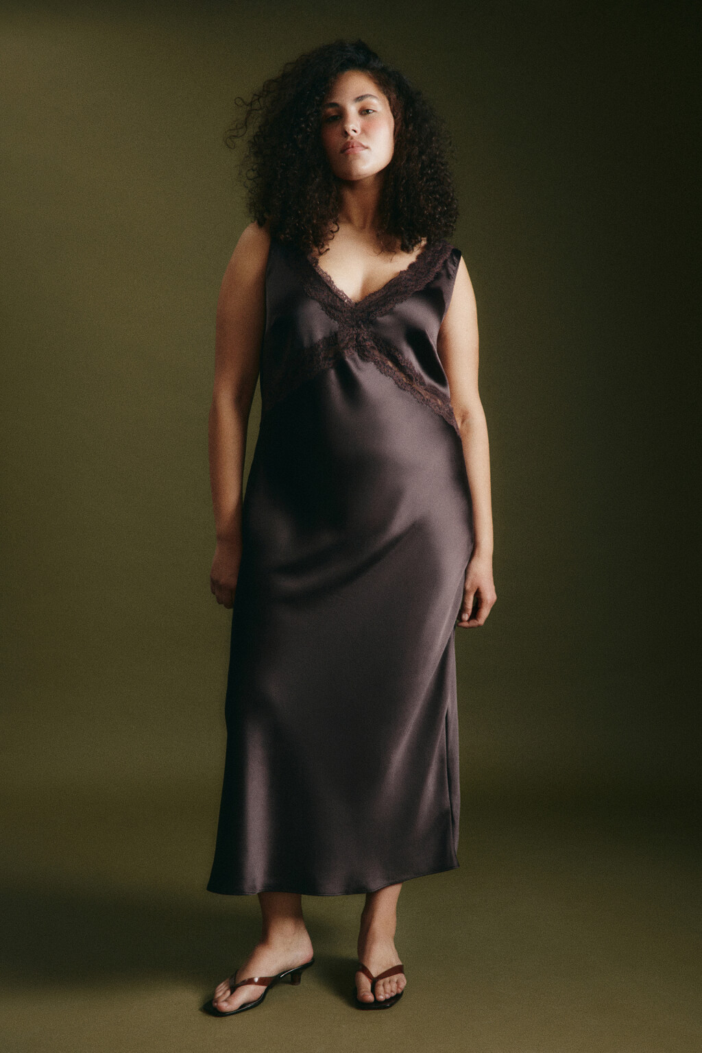 Платье макси атласное облегающее с кружевом - цвет коричневый - 2