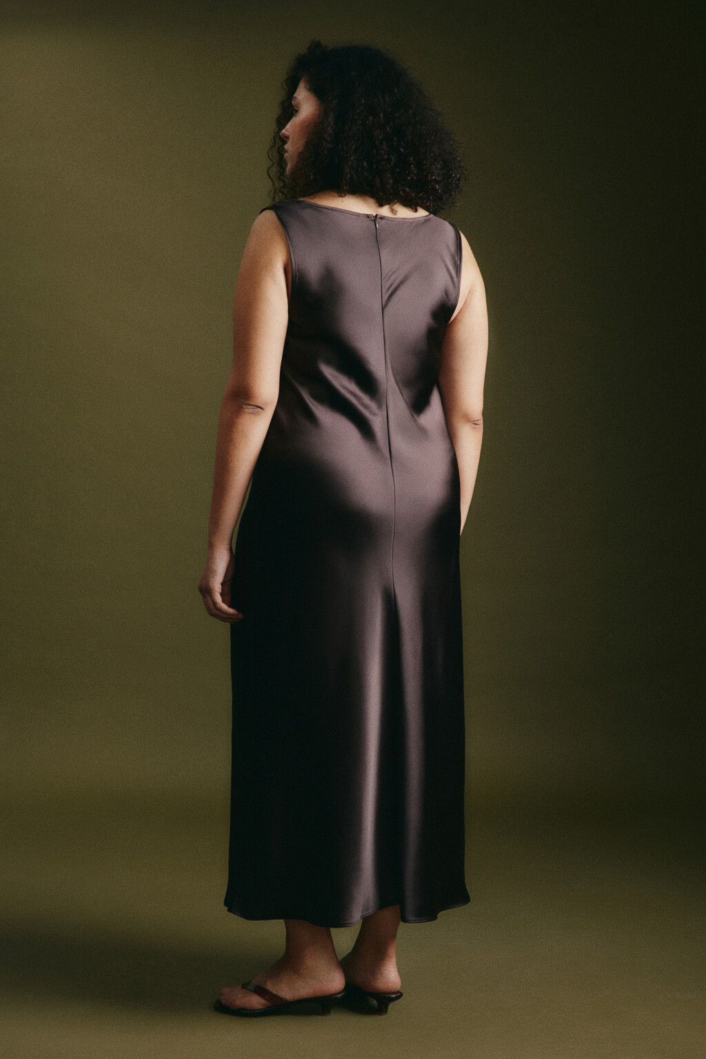 Платье макси атласное облегающее с кружевом - цвет коричневый - 3