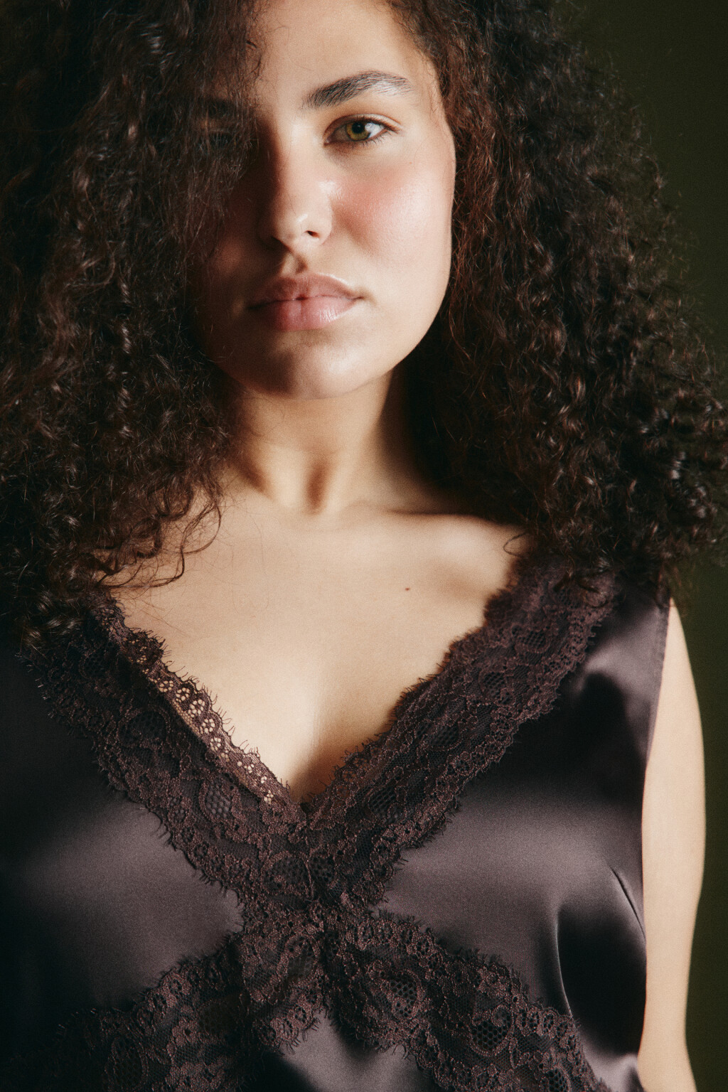 Платье макси атласное облегающее с кружевом - цвет коричневый - 4