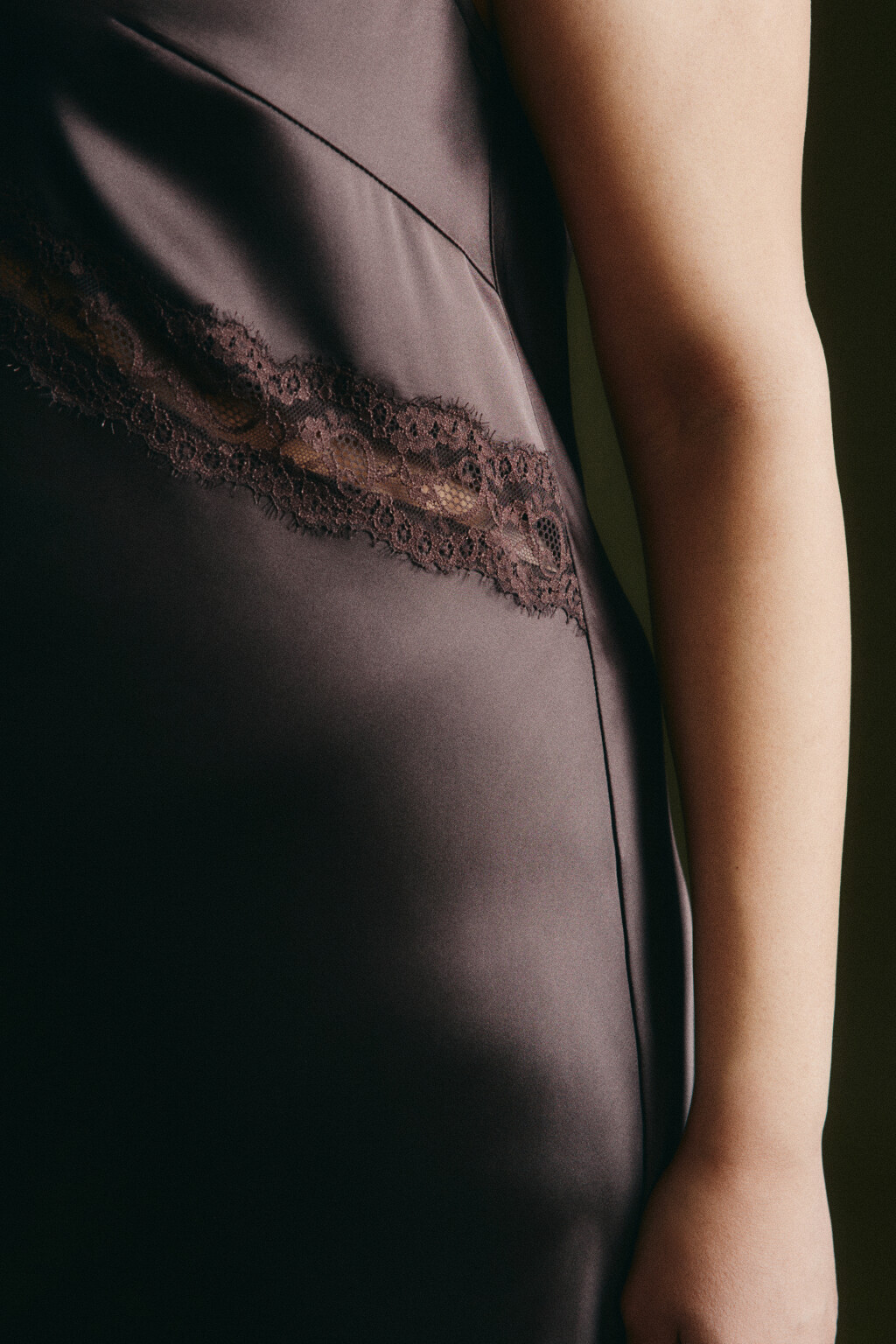 Платье макси атласное облегающее с кружевом - цвет коричневый - 5