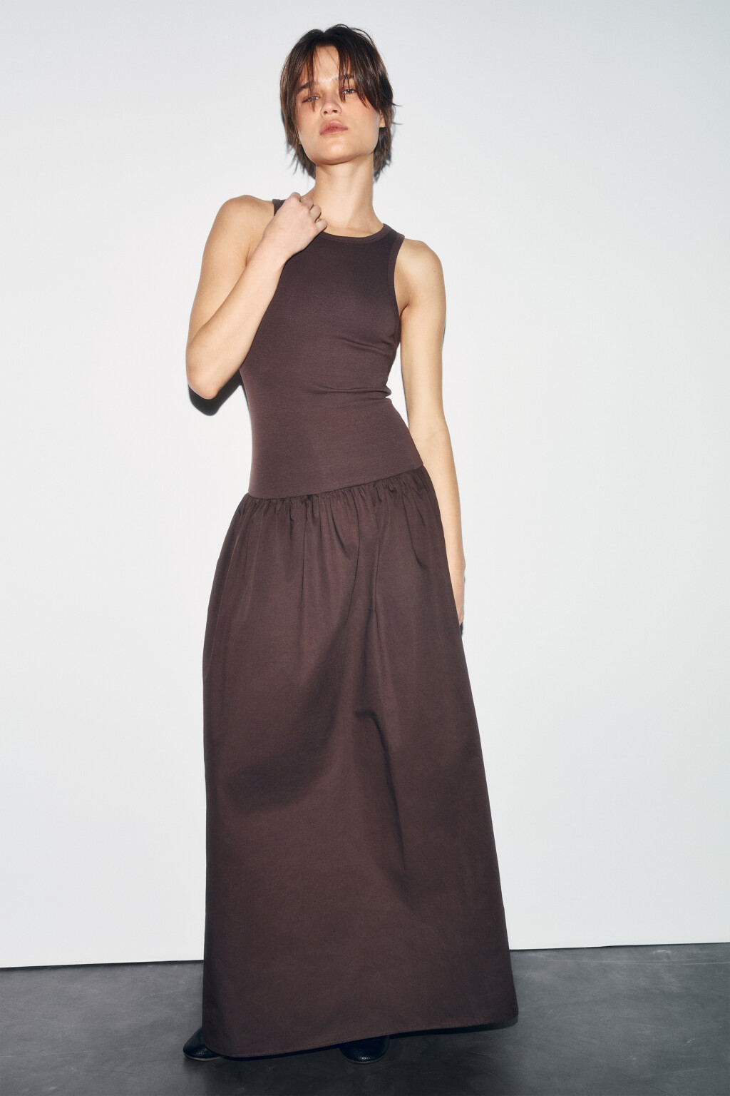 Платье-сарафан макси приталенное макси в рубчик - цвет коричневый - 2