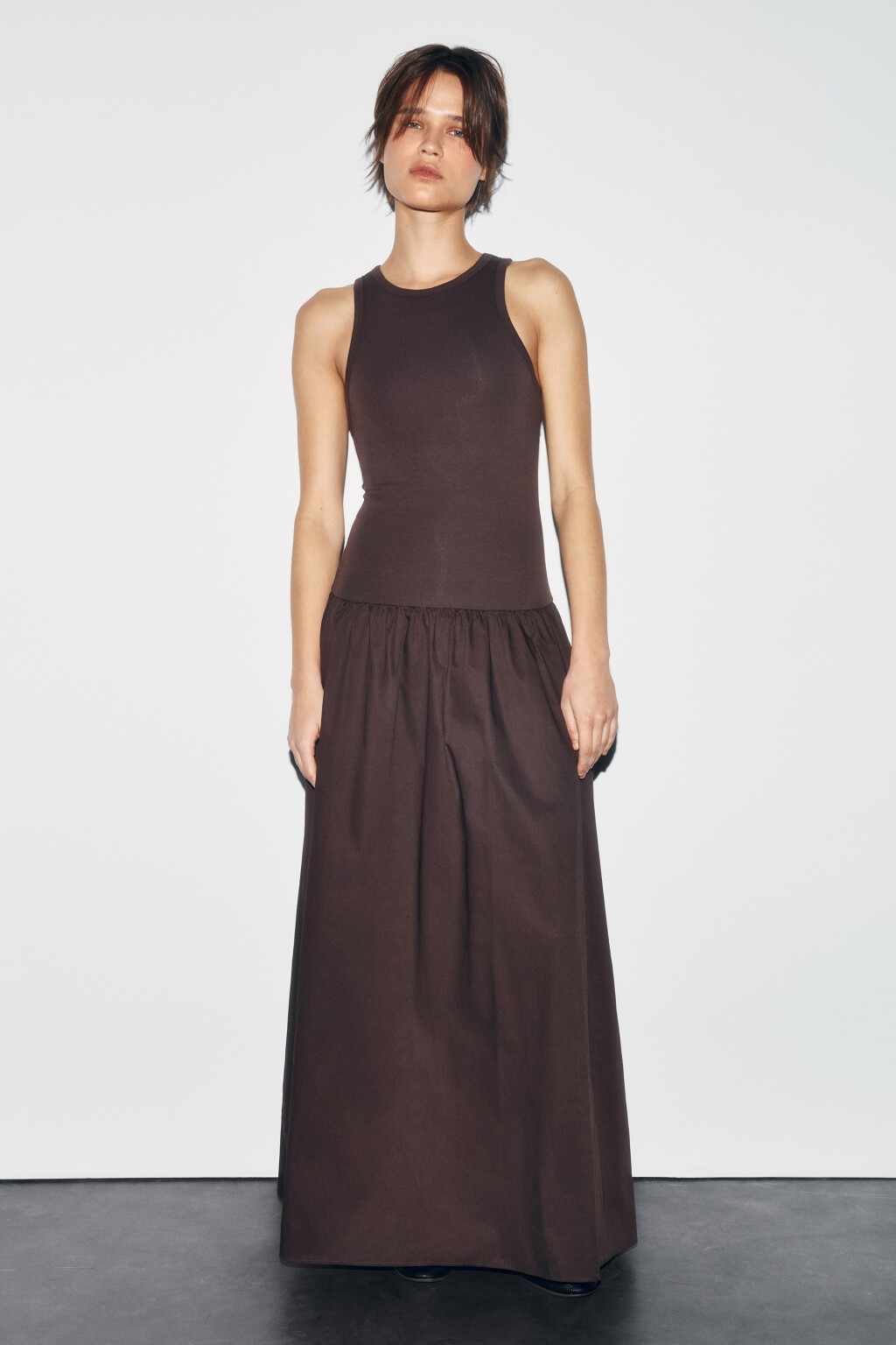 Платье-сарафан макси приталенное макси в рубчик - цвет коричневый - 3