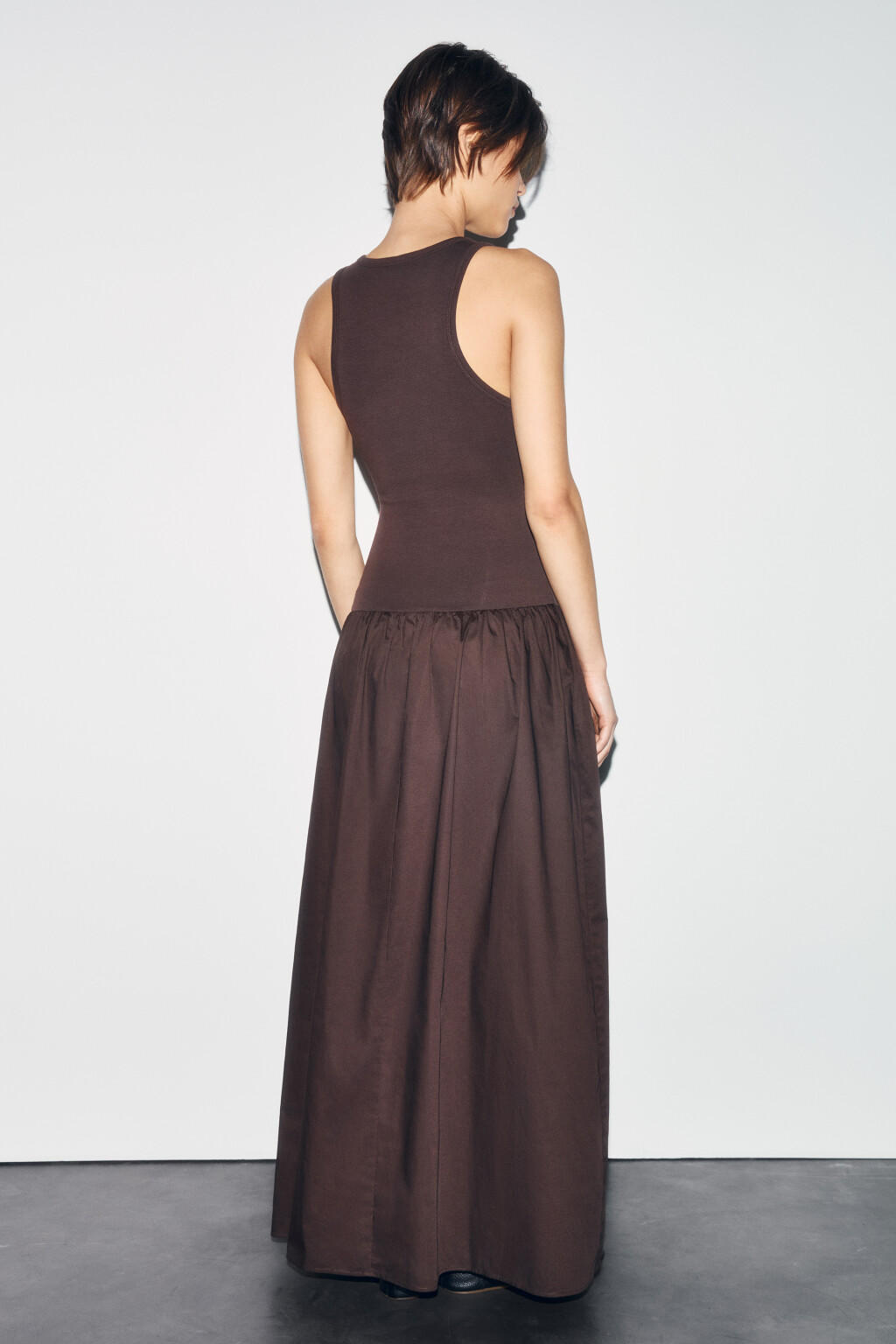 Платье-сарафан макси приталенное макси в рубчик - цвет коричневый - 4