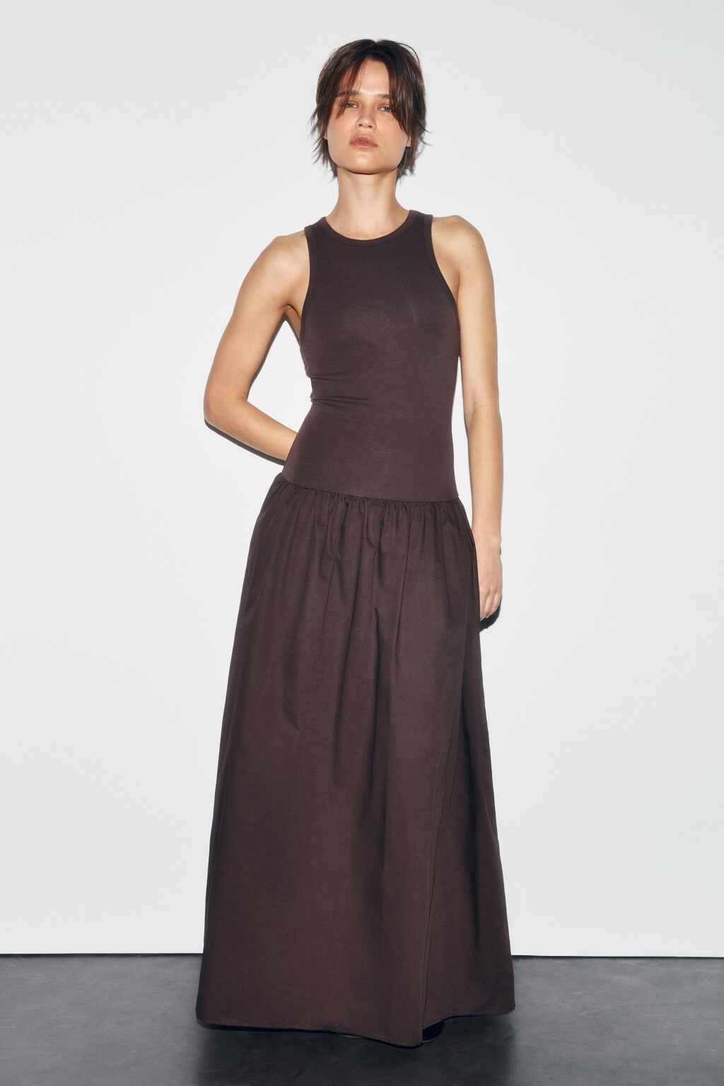 Платье-сарафан макси приталенное макси в рубчик - цвет коричневый - 5