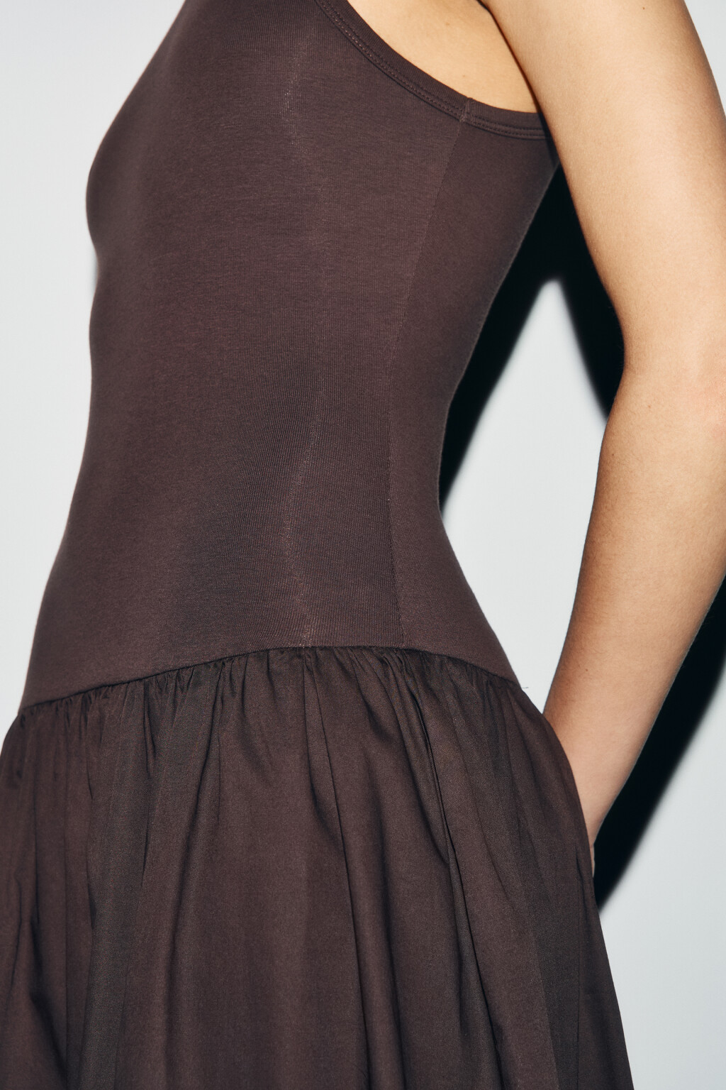 Платье-сарафан макси приталенное макси в рубчик - цвет коричневый - 7