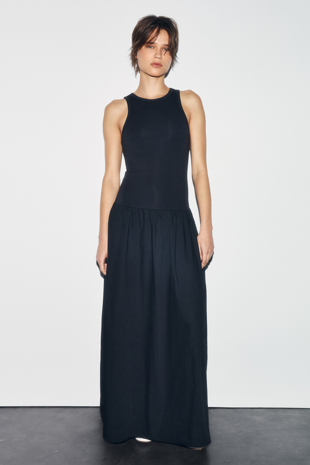 Платье-сарафан макси приталенное макси в рубчик - цвет черный - 2