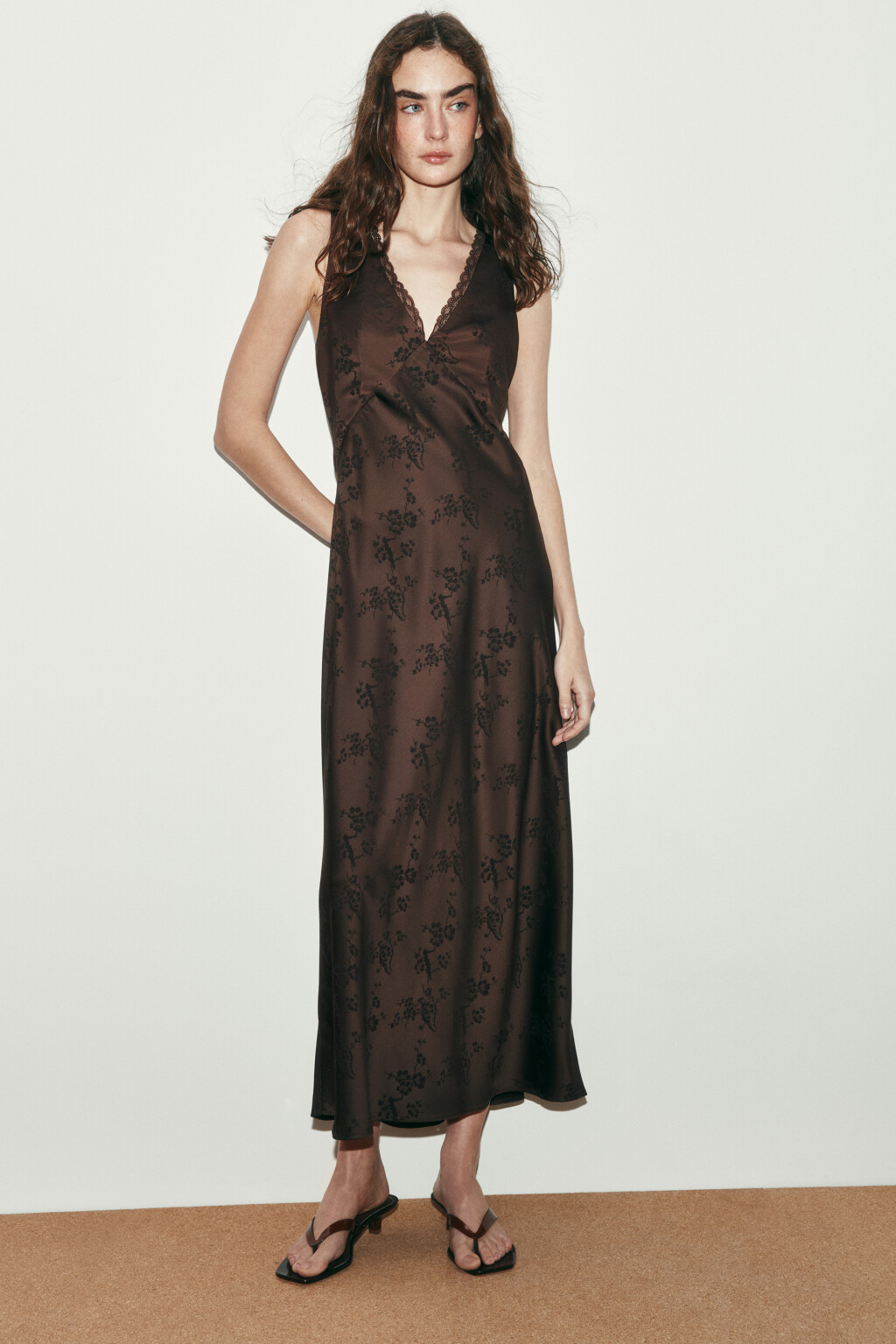 Платье-комбинация макси атласное с цветочным узором - цвет коричневый - 1