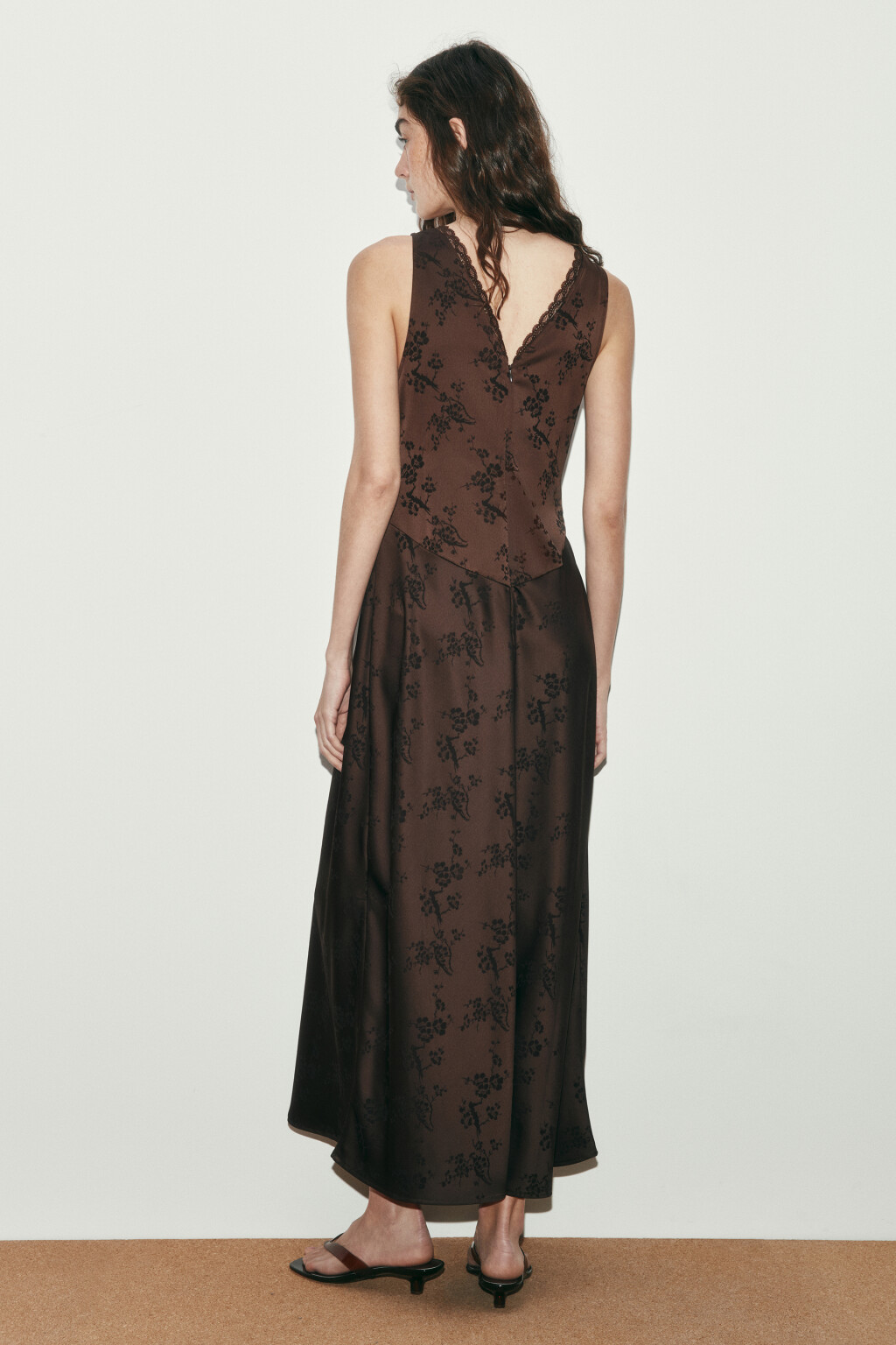 Платье-комбинация макси атласное с цветочным узором - цвет коричневый - 4
