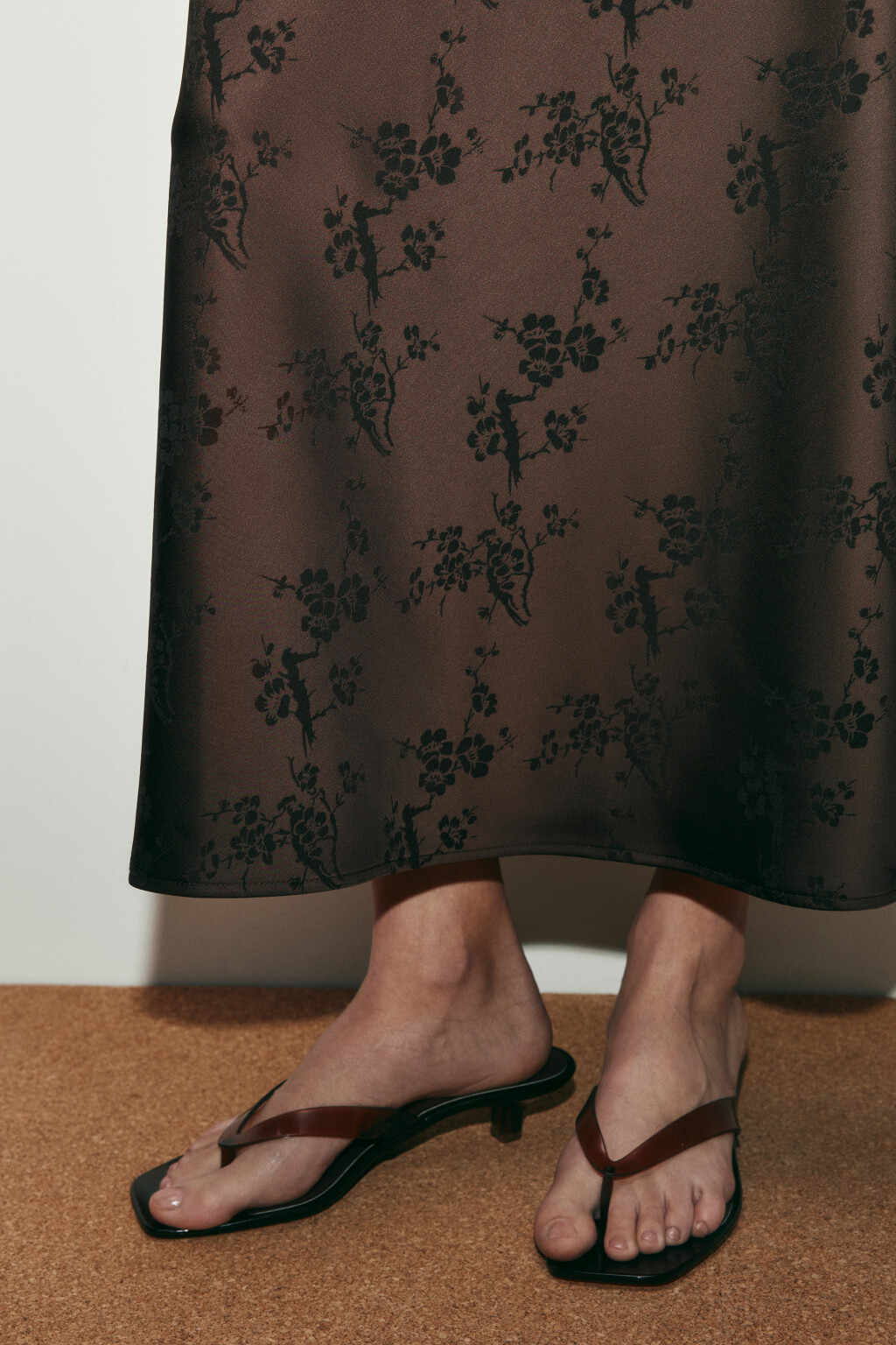 Платье-комбинация макси атласное с цветочным узором - цвет коричневый - 6