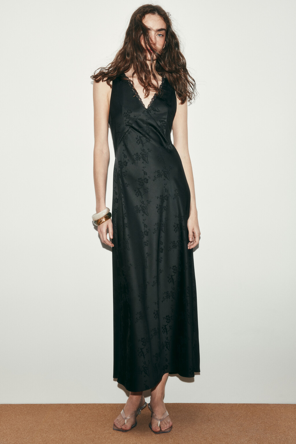 Платье-комбинация макси атласное с цветочным узором - цвет черный - 1