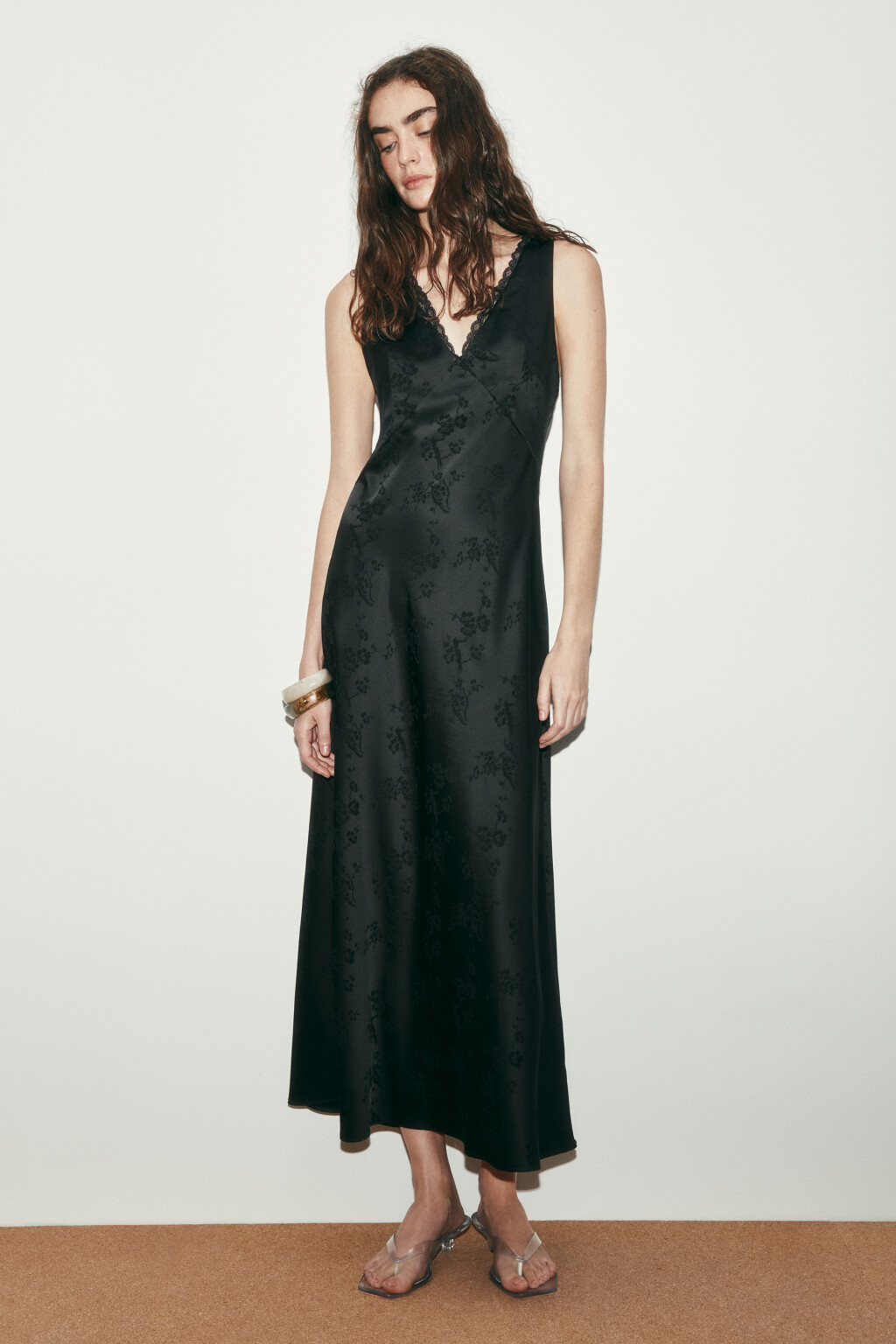 Платье-комбинация макси атласное с цветочным узором - цвет черный - 2