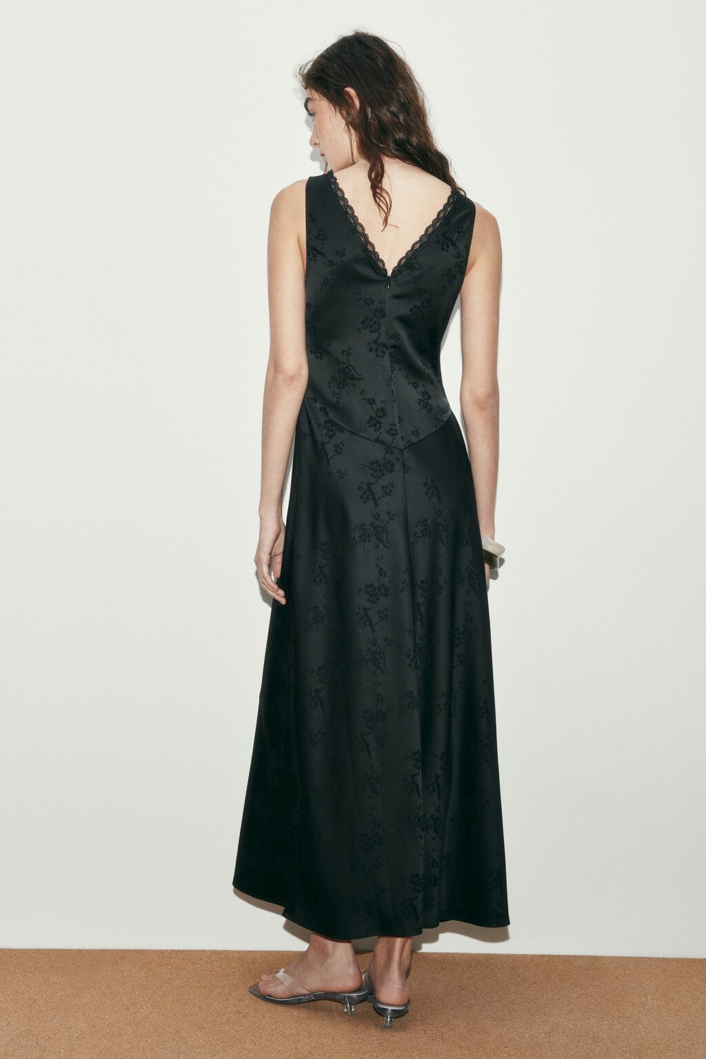 Платье-комбинация макси атласное с цветочным узором - цвет черный - 3