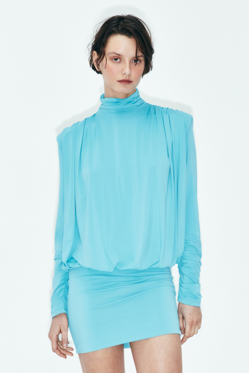 Платье мини с открытой спиной и подплечниками - цвет голубой - 4