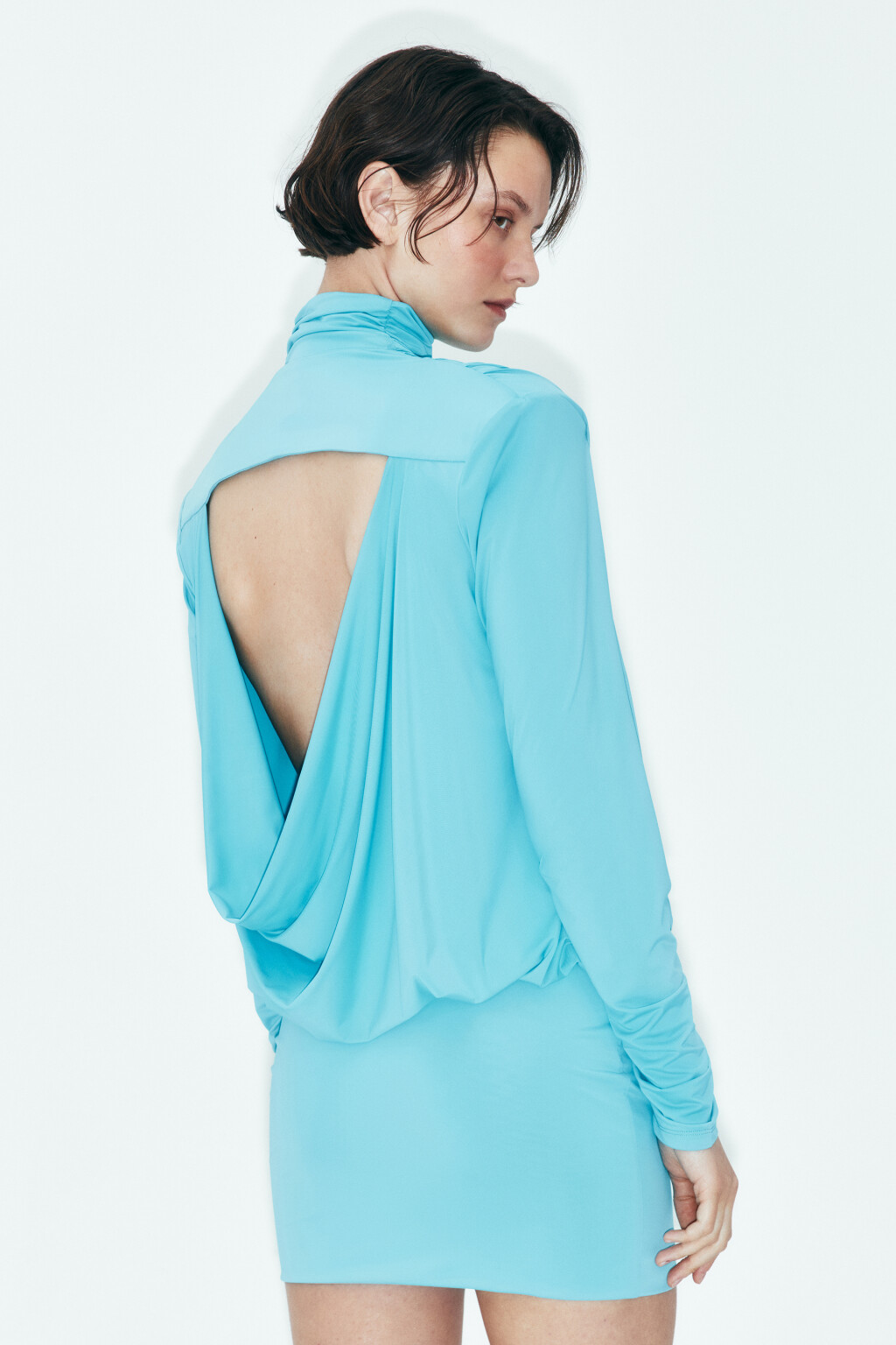 Платье мини с открытой спиной и подплечниками - цвет голубой - 5