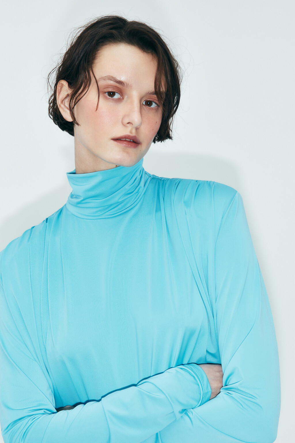 Платье мини с открытой спиной и подплечниками - цвет голубой - 8