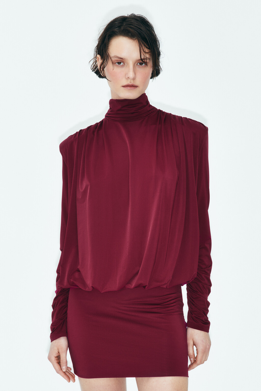 Платье мини с открытой спиной и подплечниками - цвет красный - 3