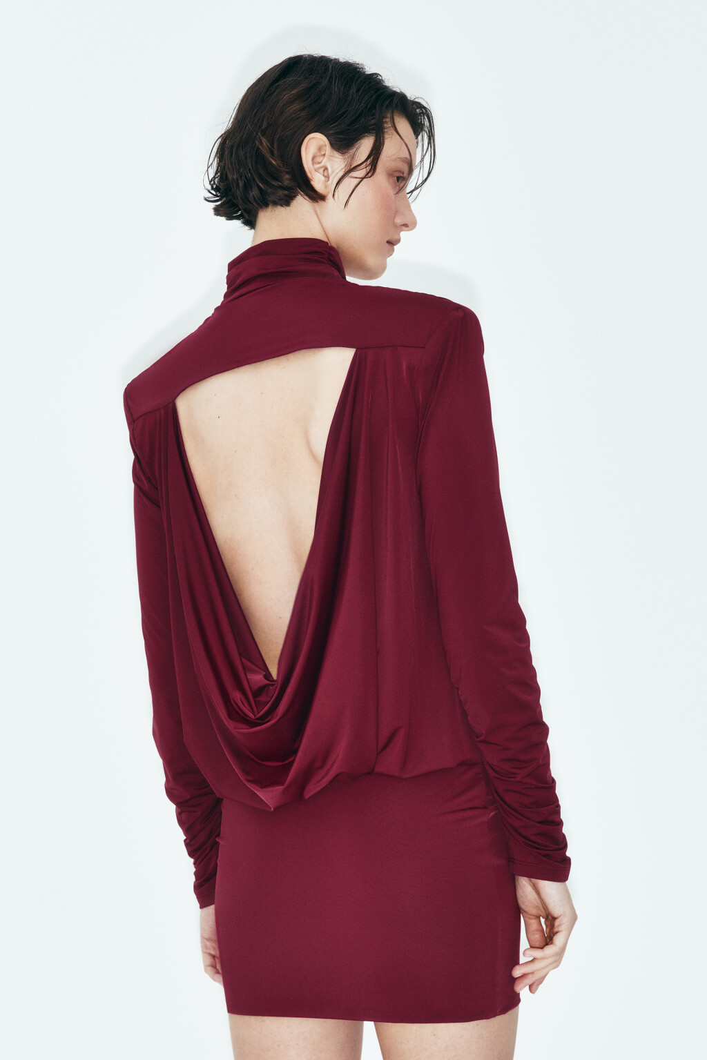 Платье мини с открытой спиной и подплечниками - цвет красный - 4