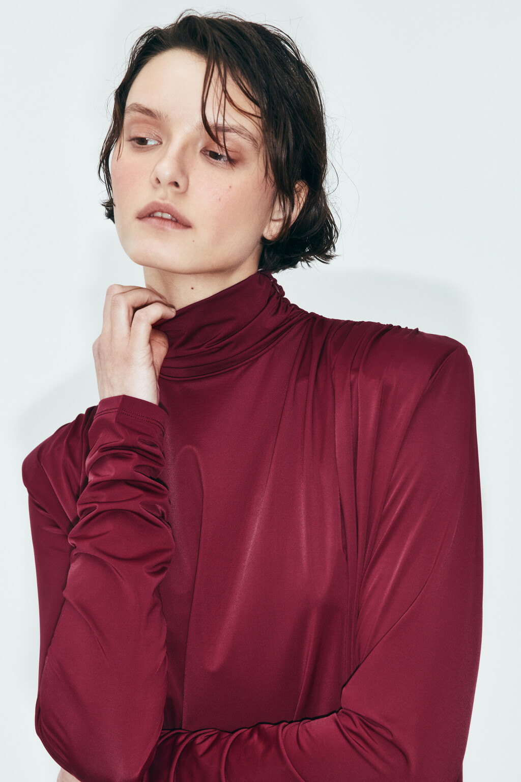 Платье мини с открытой спиной и подплечниками - цвет красный - 7