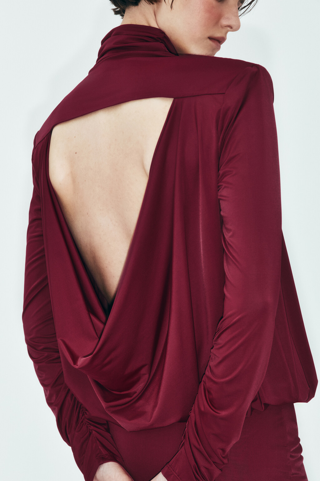 Платье мини с открытой спиной и подплечниками - цвет красный - 1