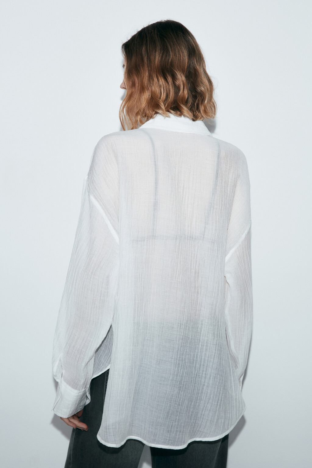 Рубашка оверсайз из фактурного лиоцелла - цвет белый - 4