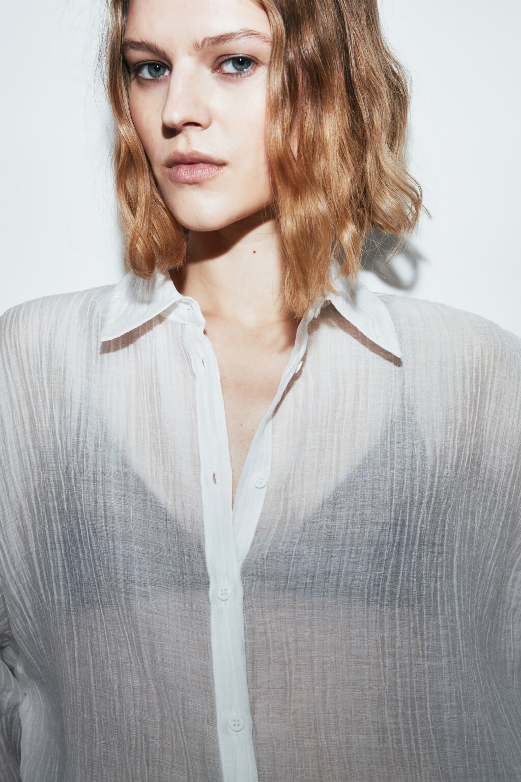 Рубашка оверсайз из фактурного лиоцелла - цвет белый - 6