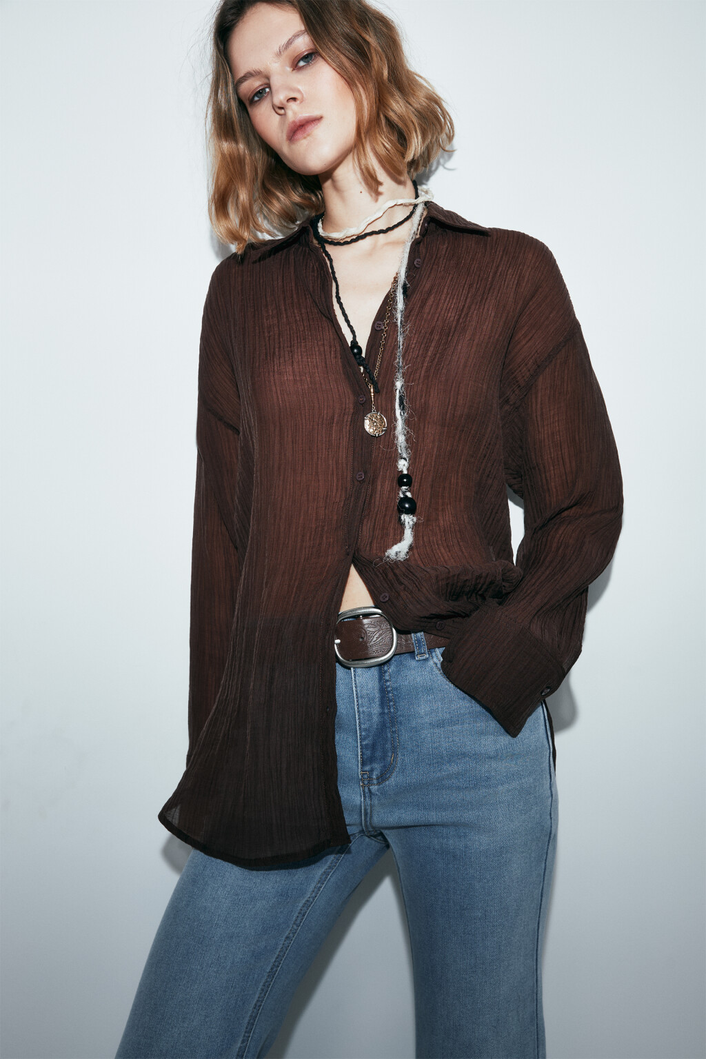 Рубашка оверсайз из фактурного лиоцелла - цвет коричневый - 2