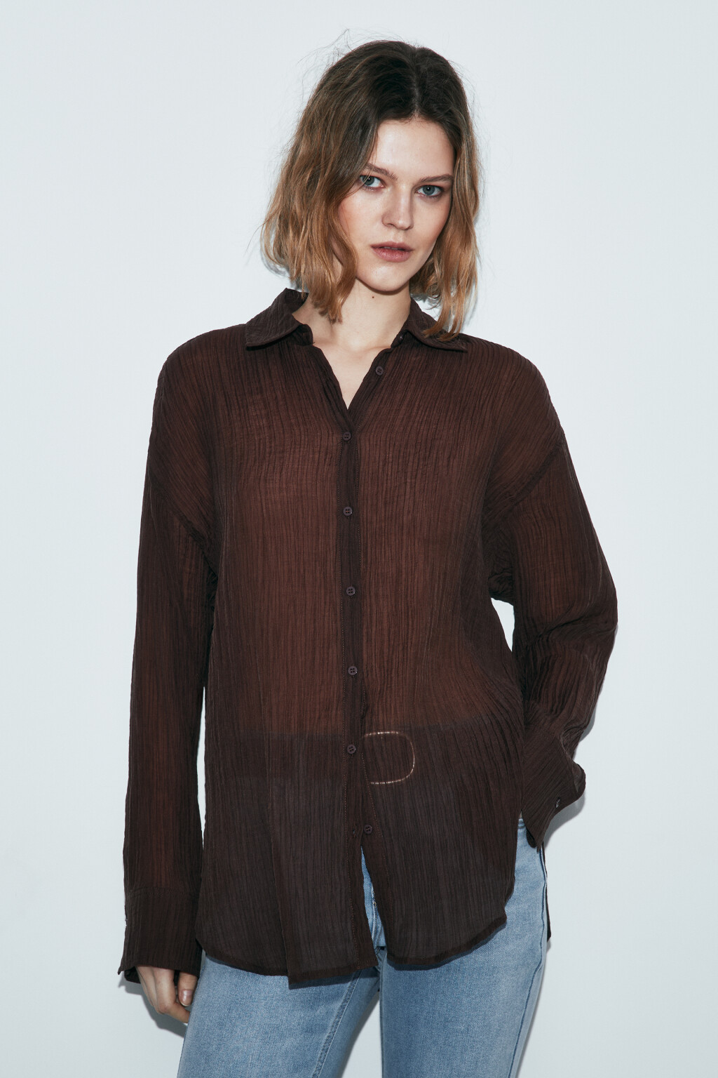 Рубашка оверсайз из фактурного лиоцелла - цвет коричневый - 3