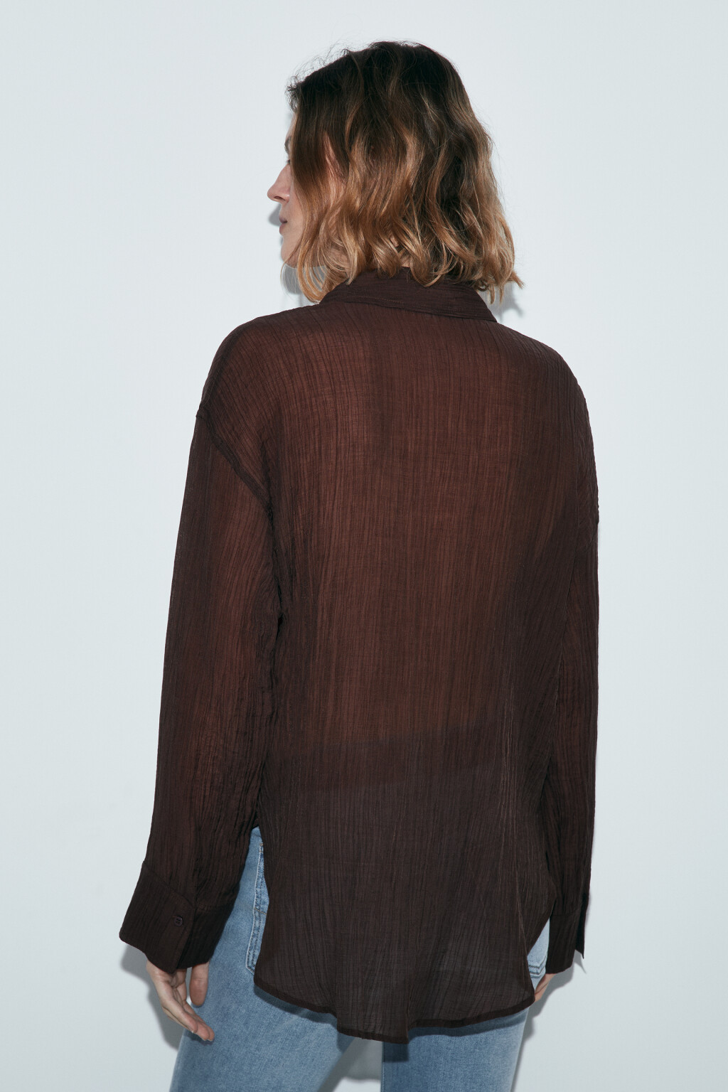 Рубашка оверсайз из фактурного лиоцелла - цвет коричневый - 4