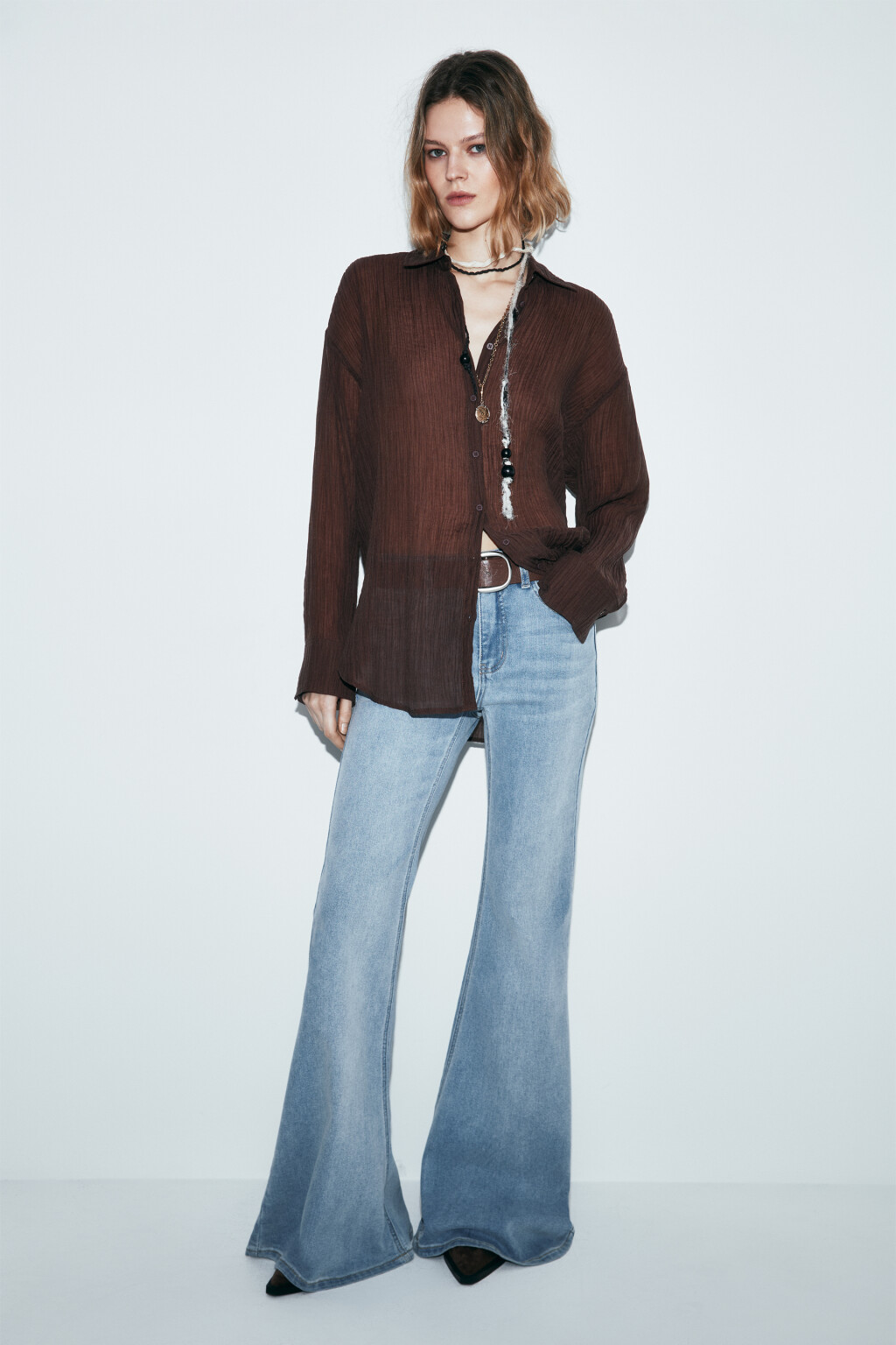 Рубашка оверсайз из фактурного лиоцелла - цвет коричневый - 5