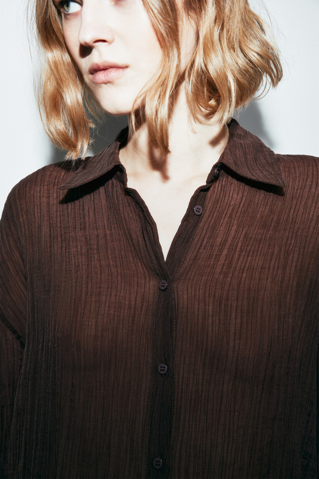 Рубашка оверсайз из фактурного лиоцелла - цвет коричневый - 6