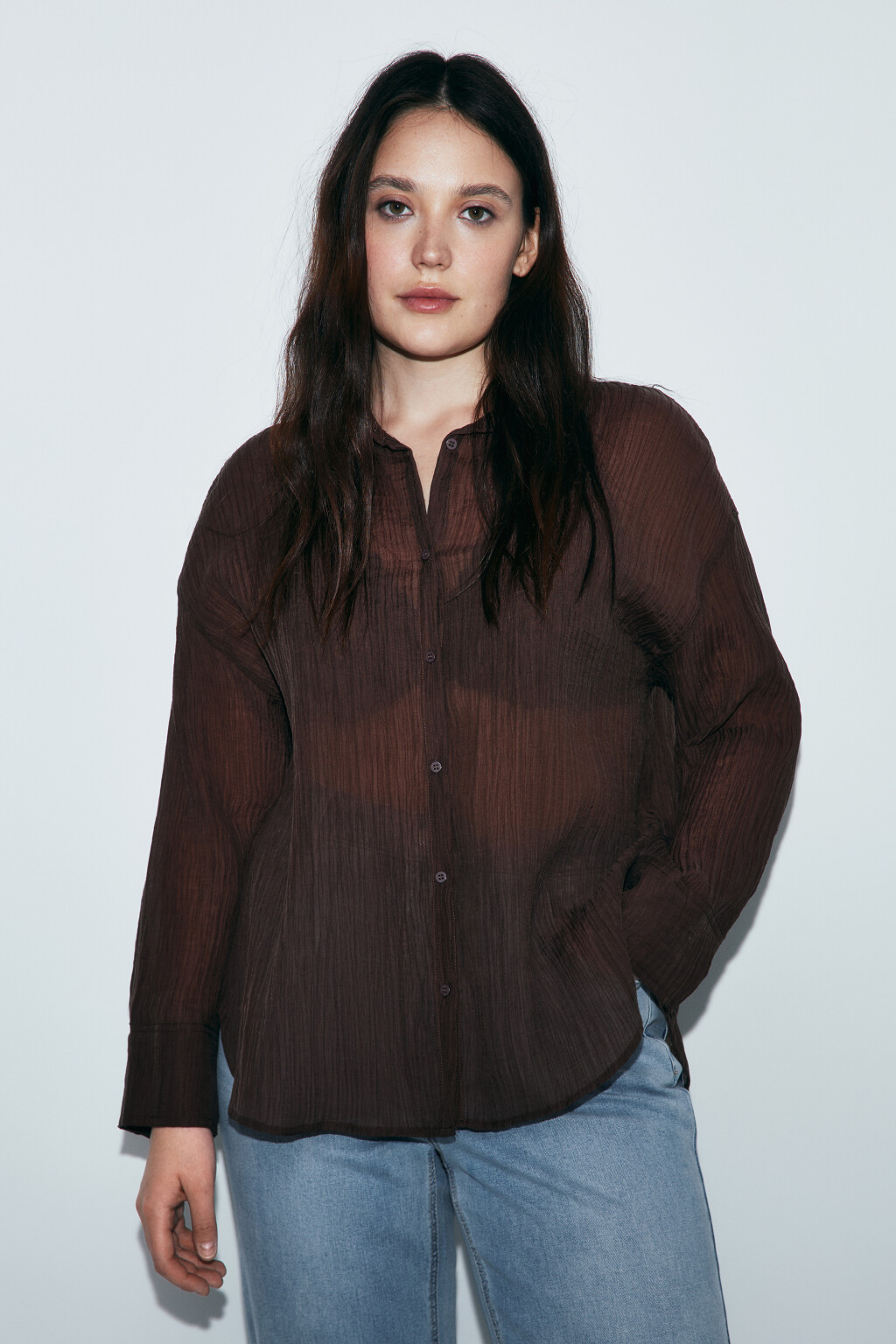 Рубашка оверсайз из фактурного лиоцелла - цвет коричневый - 2