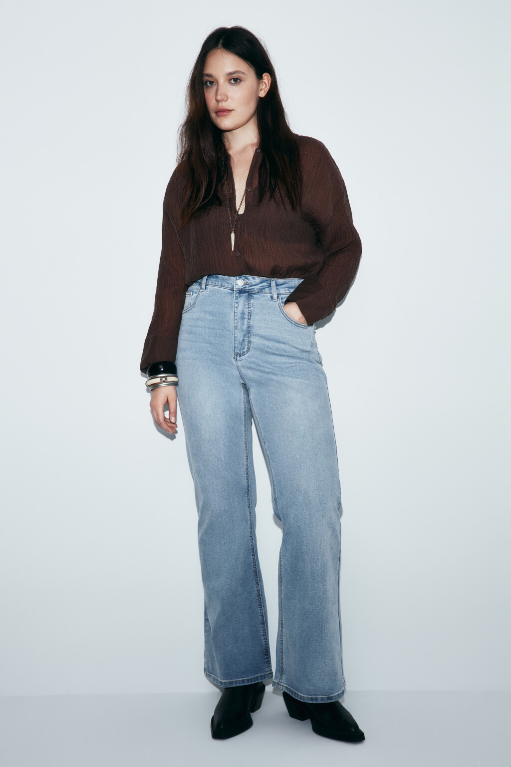 Рубашка оверсайз из фактурного лиоцелла - цвет коричневый - 4