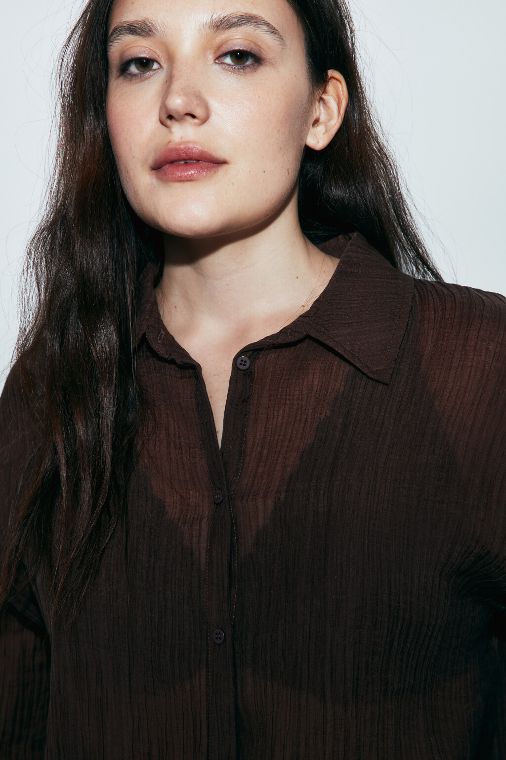 Рубашка оверсайз из фактурного лиоцелла - цвет коричневый - 5