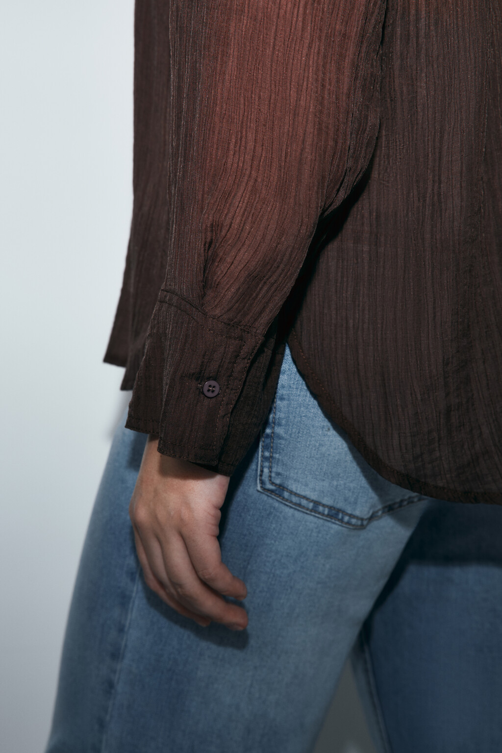 Рубашка оверсайз из фактурного лиоцелла - цвет коричневый - 6