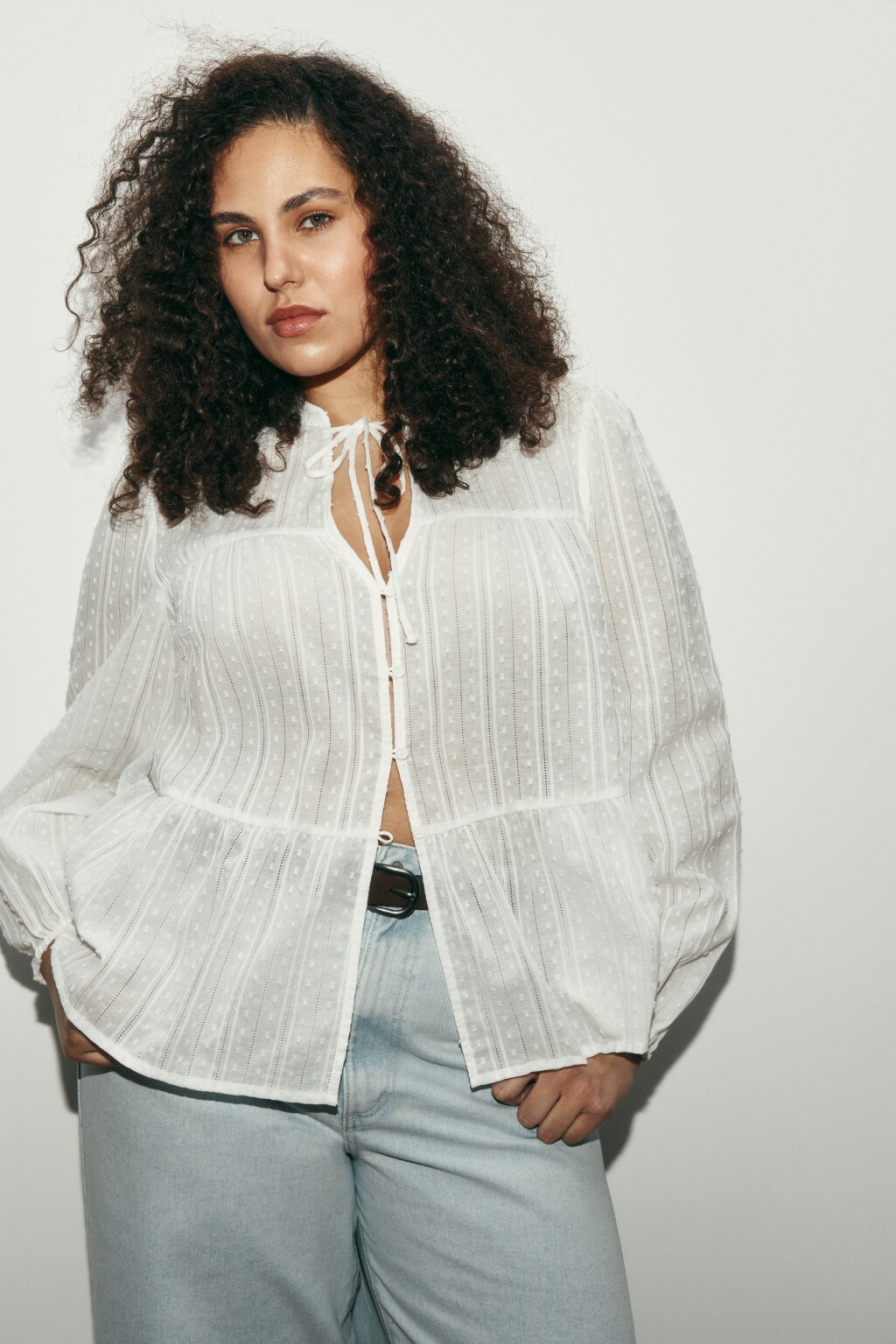 Блузка хлопковая с баской и завязками - цвет белый - 1