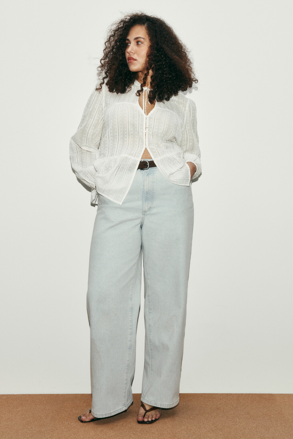 Блузка хлопковая с баской и завязками - цвет белый - 4