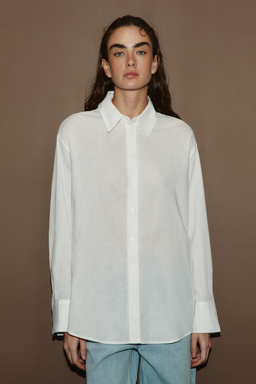 Рубашка оверсайз из хлопка со льном - цвет белый - 2