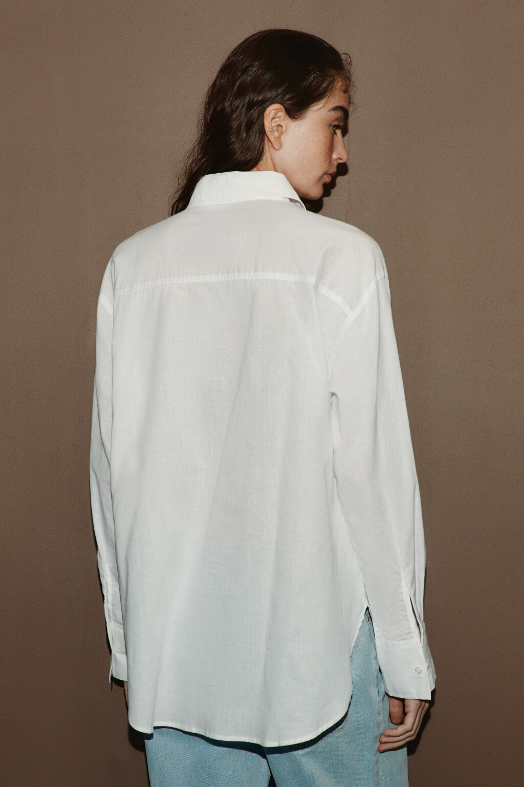 Рубашка оверсайз из хлопка со льном - цвет белый - 3