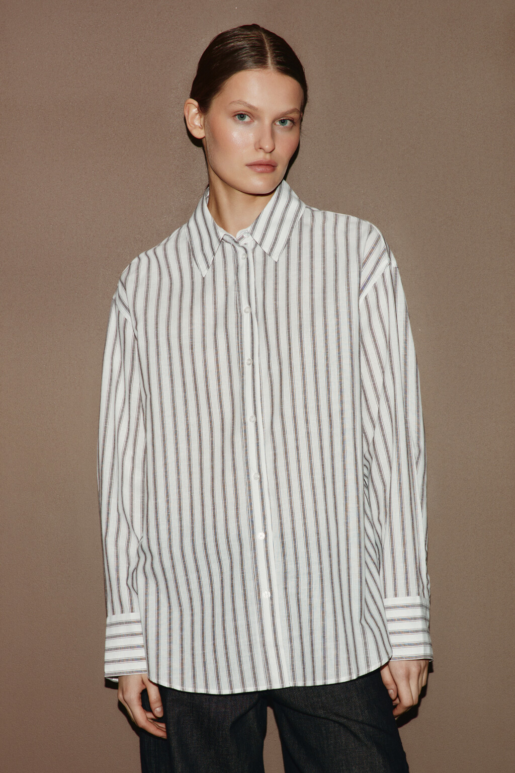 Рубашка оверсайз из хлопка со льном - цвет коричневый - 4