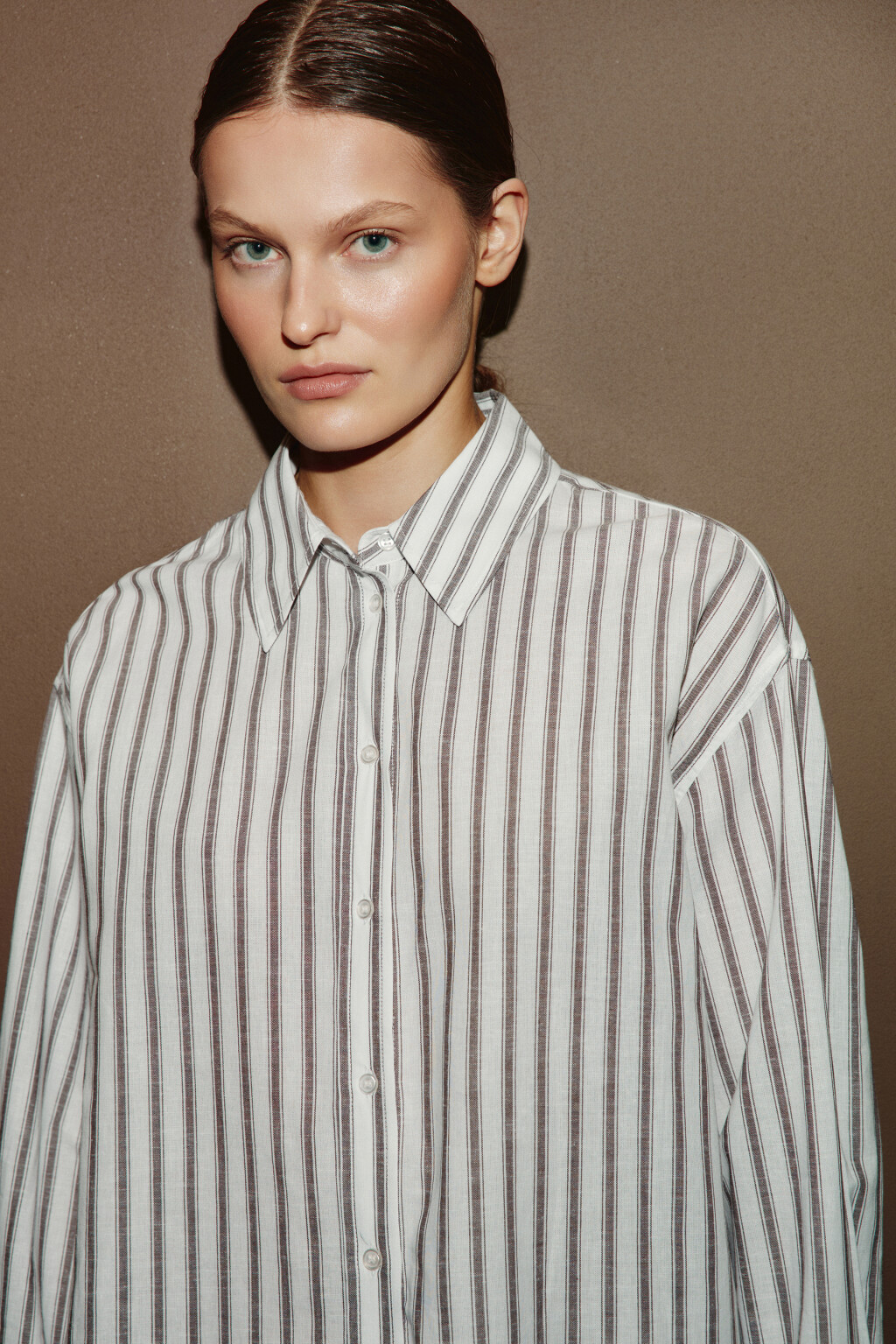 Рубашка оверсайз из хлопка со льном - цвет коричневый - 8