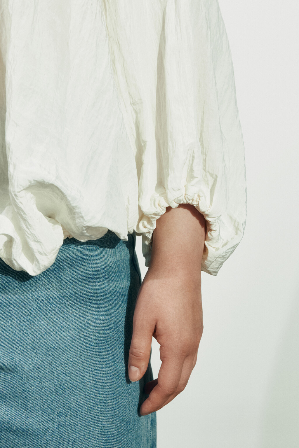 Блузка на молнии с отложным воротником - цвет молочный - 6