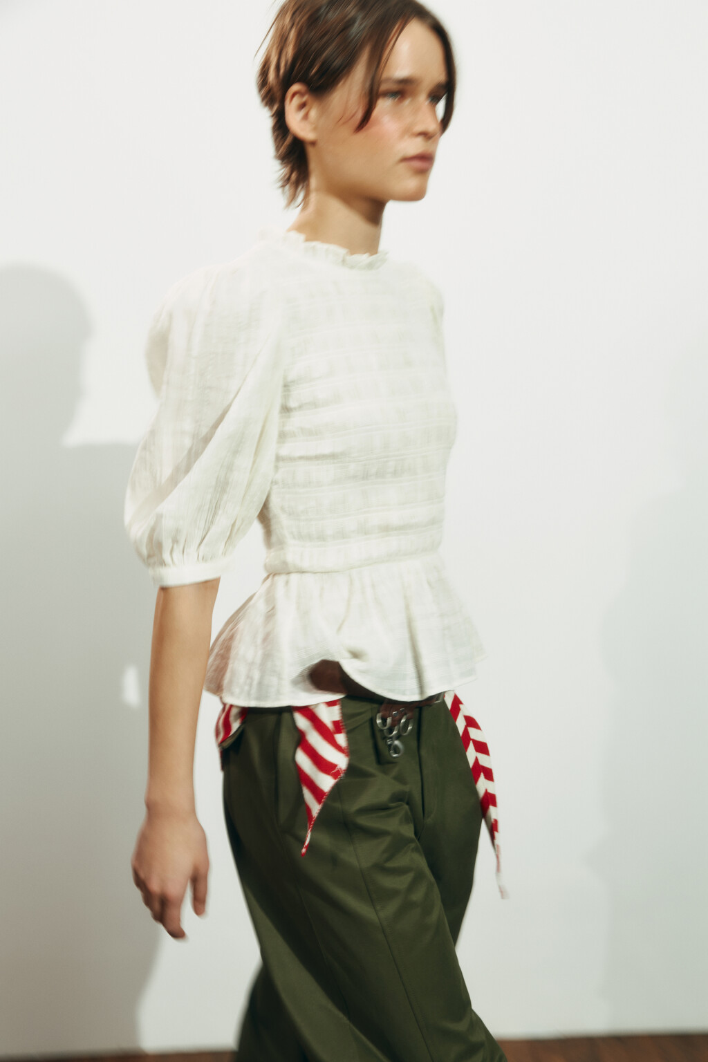 Блузка хлопковая с баской и рукавами-фонариками - цвет молочный - 2