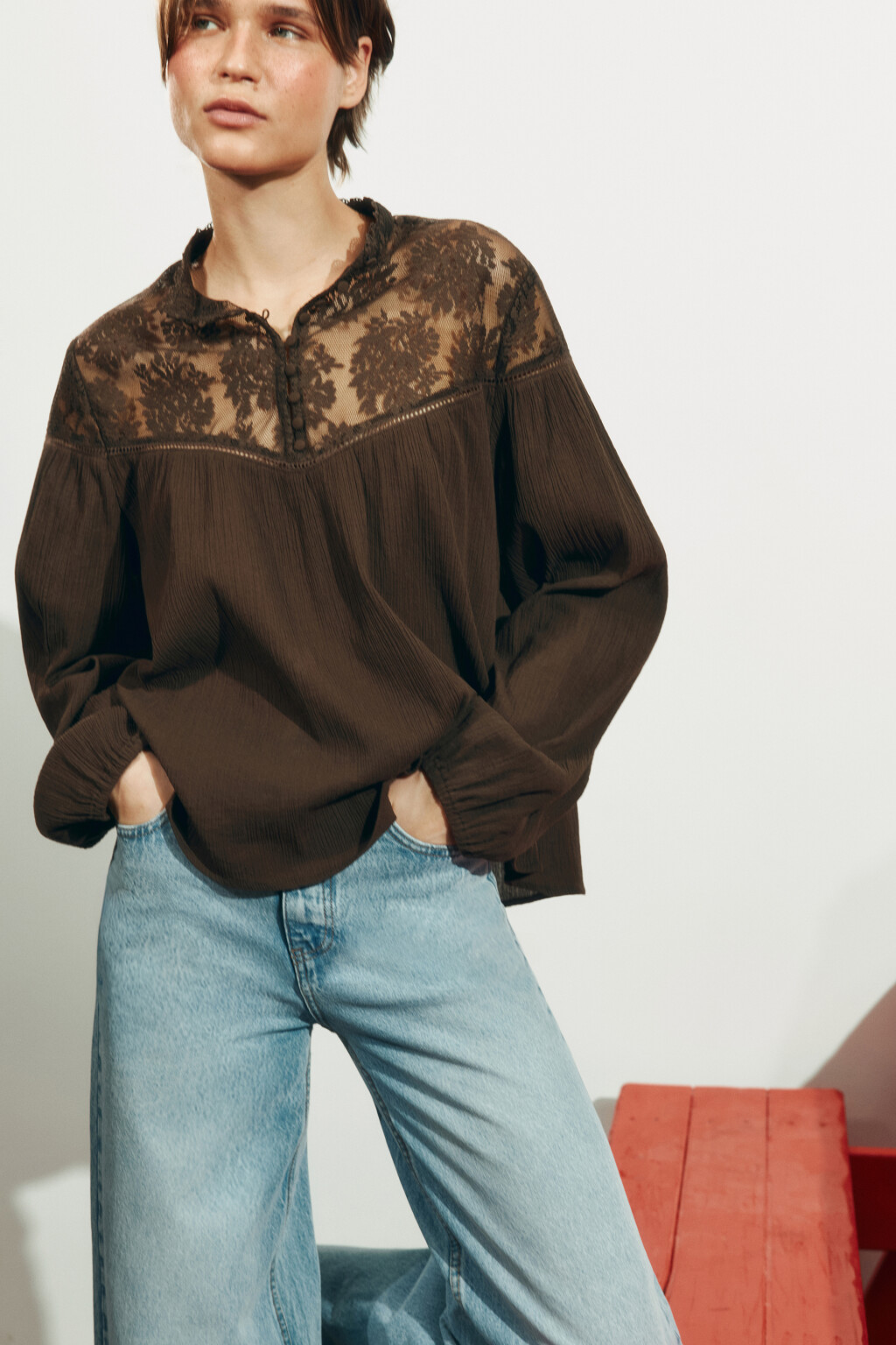 Блузка хлопковая с кружевной вставкой - цвет коричневый - 1