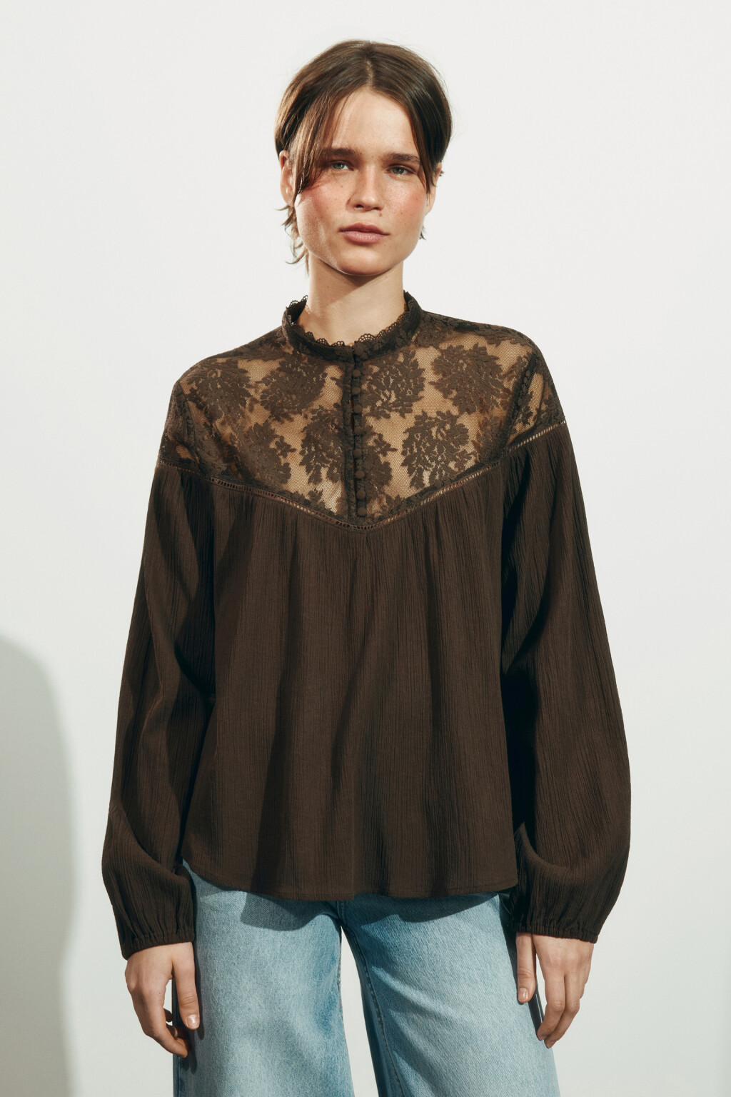 Блузка хлопковая с кружевной вставкой - цвет коричневый - 2