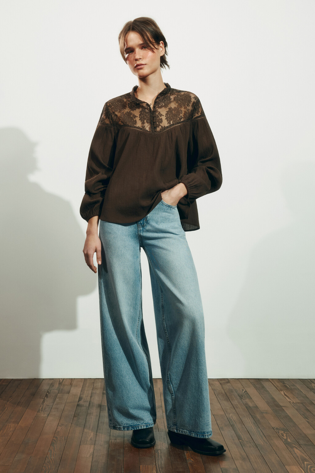 Блузка хлопковая с кружевной вставкой - цвет коричневый - 4