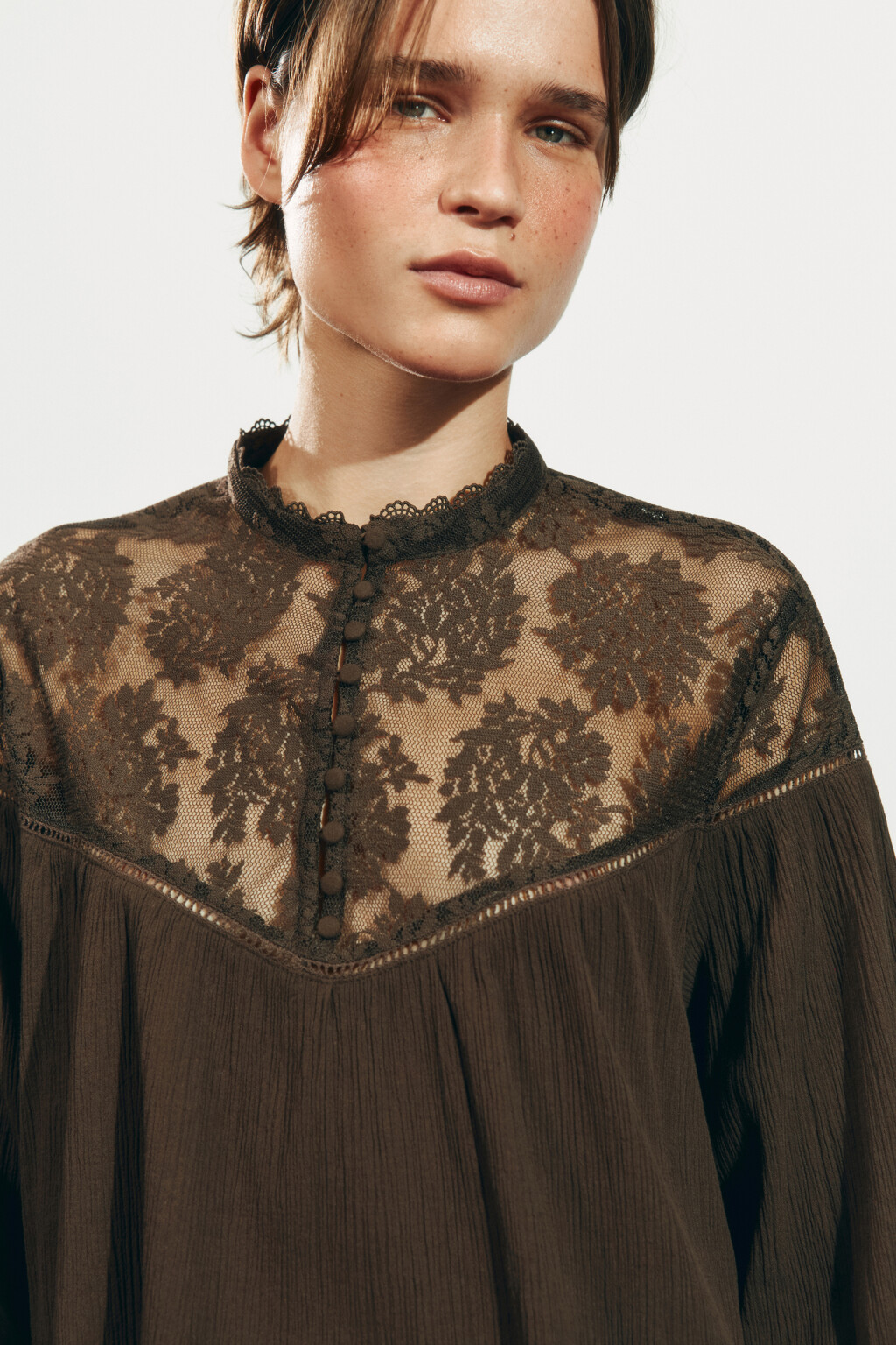 Блузка хлопковая с кружевной вставкой - цвет коричневый - 5
