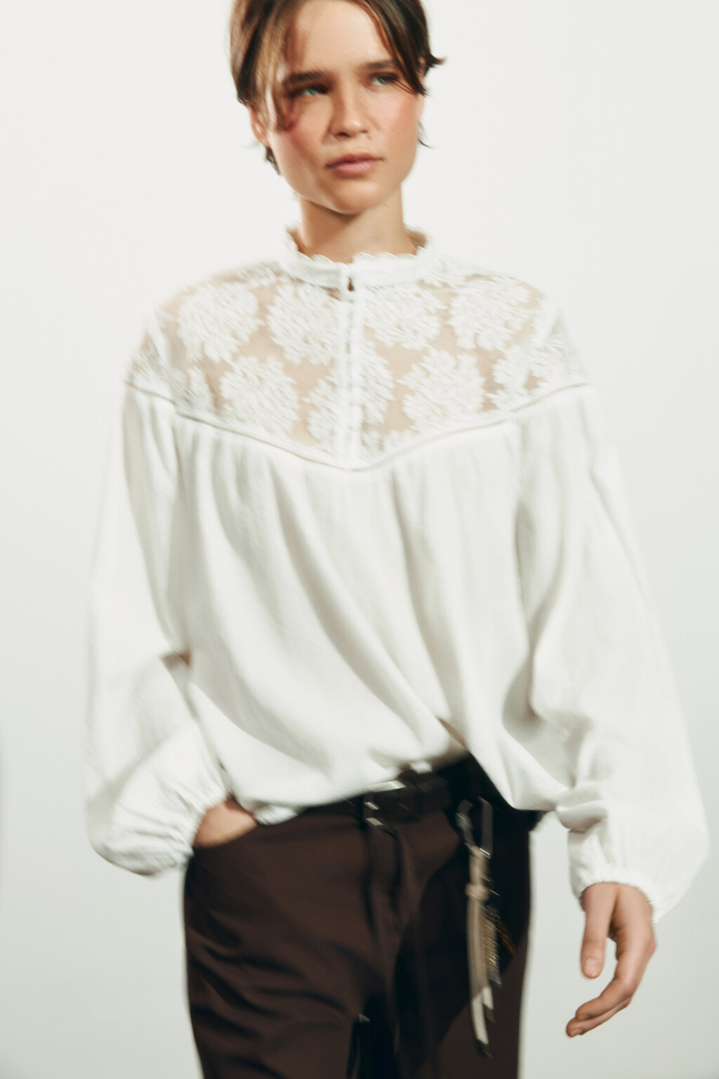 Блузка хлопковая с кружевной вставкой - цвет молочный - 2