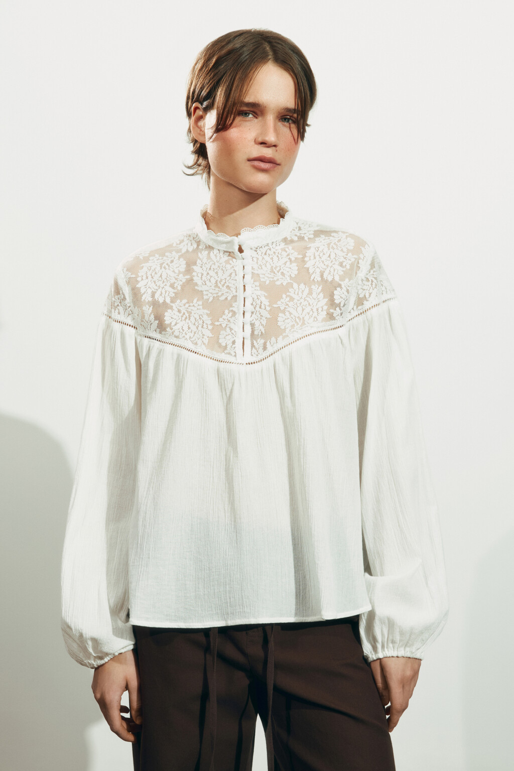 Блузка хлопковая с кружевной вставкой - цвет молочный - 3